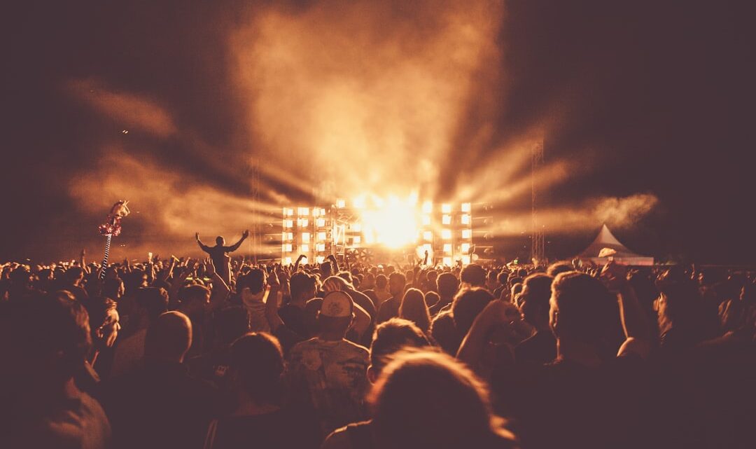 Comment s&rsquo;habiller pour un concert selon le genre musical 2026