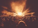Comment s'habiller pour un concert selon le genre musical 2026