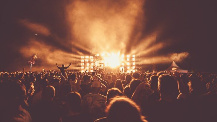 Comment s&rsquo;habiller pour un concert selon le genre musical 2026