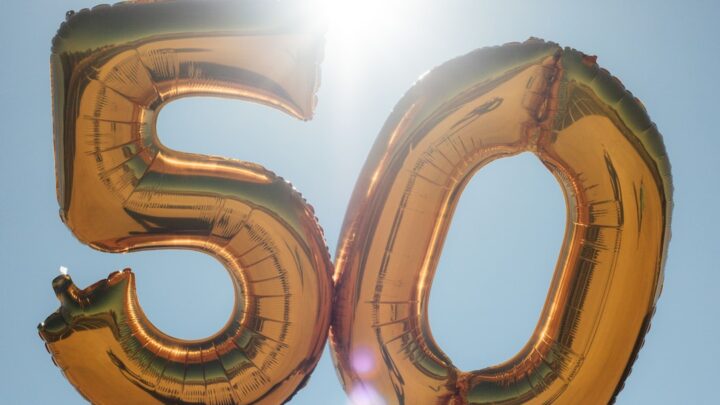 Comment s&rsquo;habiller tendance à 50 ans et plus en 2026