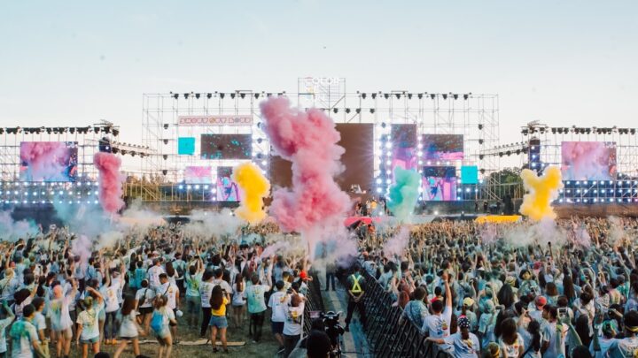 Dress code festival : électro, rock ou indie, le guide 2026